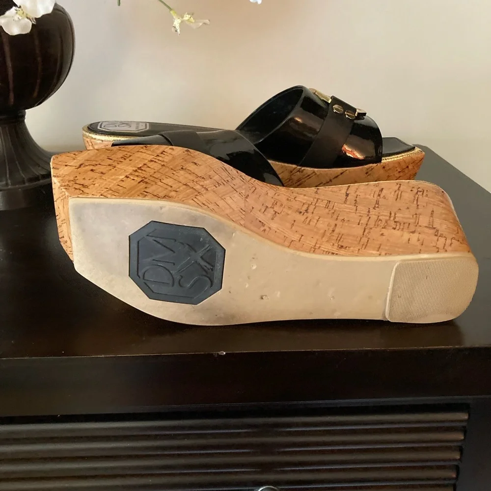 DMSX WEDGE SANDAL. Donald J. Pliner